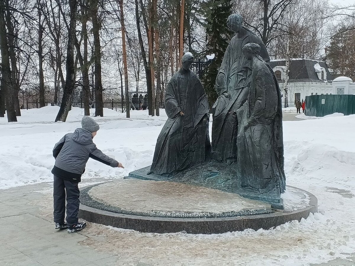 Интересно, попал ли мальчик монеткой в чашу?