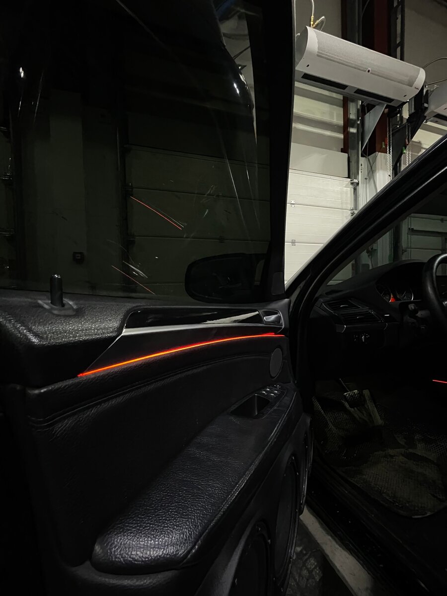 💬 Система многоцветной LED подсветки салона объединяет 18 элементов контурной и фоновой подсветки салона в единое целое.                                                                              🔎 Создайте свою индивидуальную атмосферу подсветки салона при помощи смартфона.
🔎 Включите режим синхронизации с музыкой и цвета будут меняться в такт мелодии.
🔎 Изменять яркость, режимы и цвет возможно и с миниатюрного пульта. Система выглядит, как штатный элемент интерьера салона.