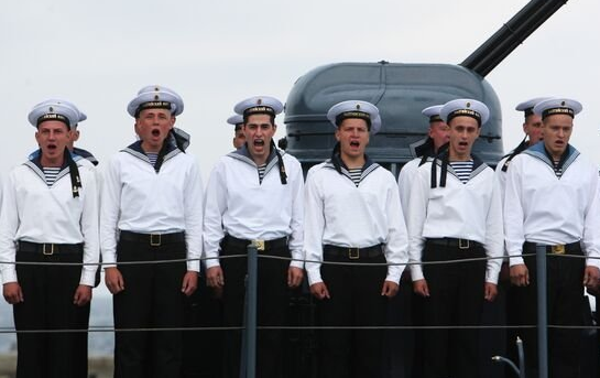 Сколько сейчас служат в вмф. Моряки на палубе парад. Служу ВМФ. Моряки стоят в строю на палубе.