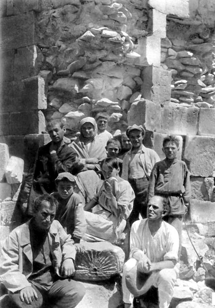 Крайний справа в нижнем ряду Осип Мандельштам, слева от него чуть выше сидит Надежда Мандельштам. Армения, 1930. Источник— mandelshtam.lit-info