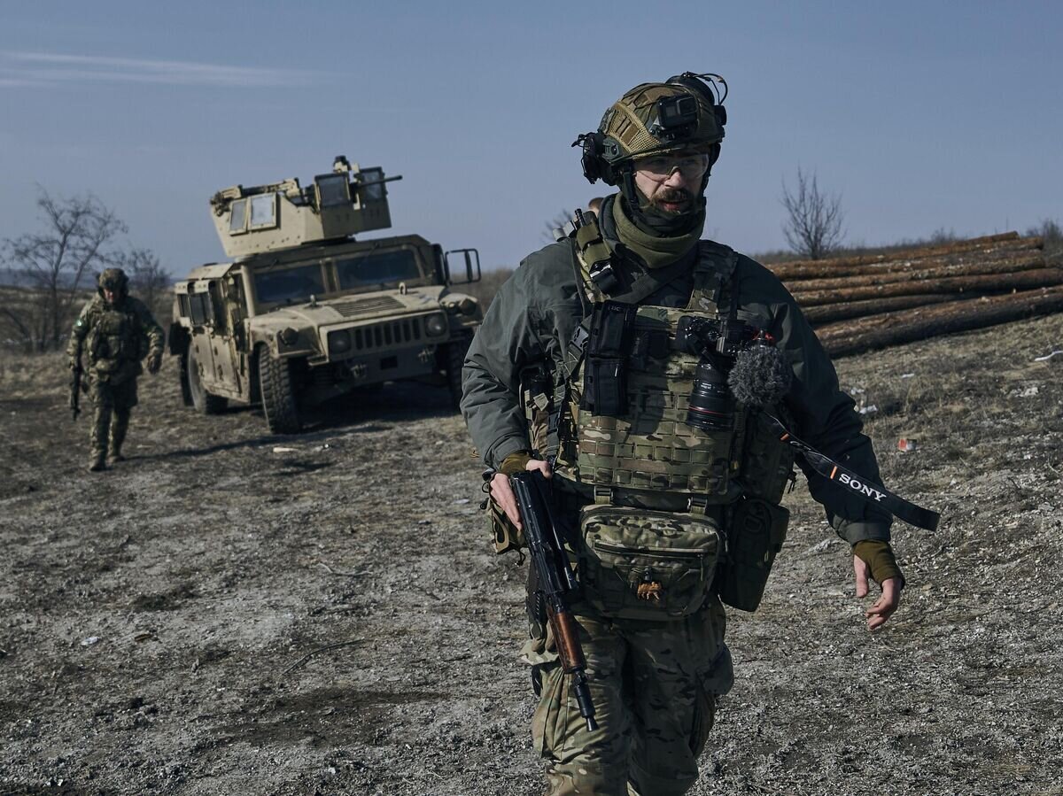    Украинские военнослужащие под Артемовском© AP Photo / Libkos