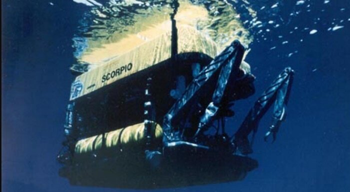Британский роботизированный аппарат «Super Scorpio» в режиме погружения на глубину