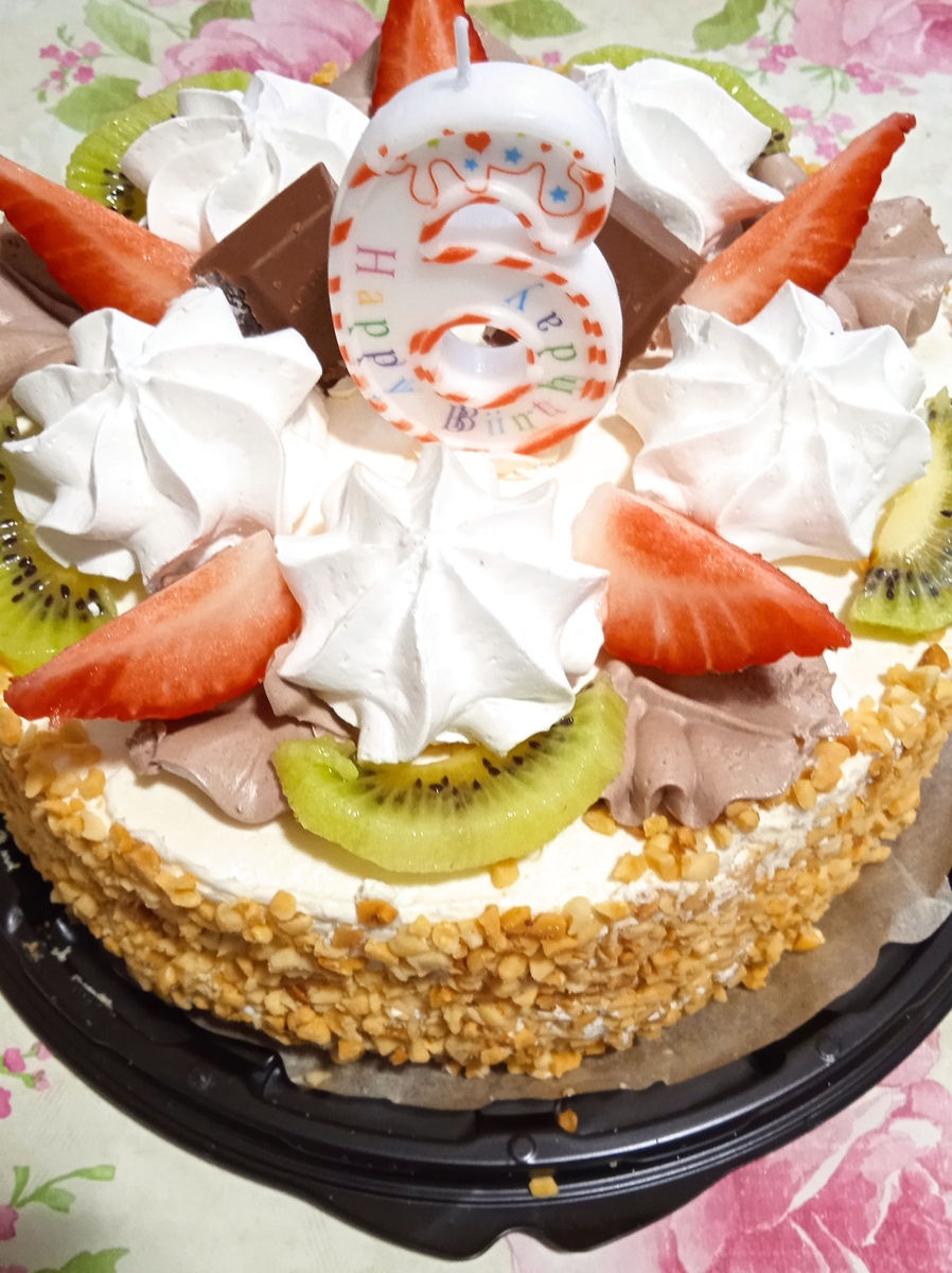 Торт из безе, киви и клубники.