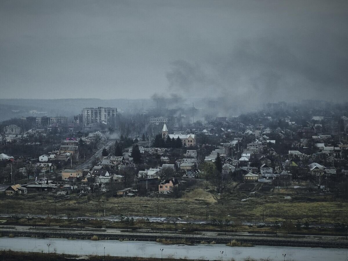    Дым в Артемовске© AP Photo / Libkos