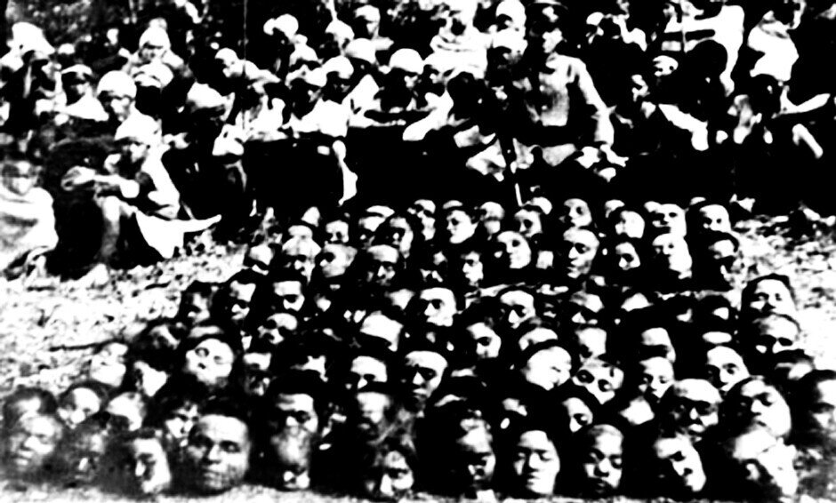 Хвастается.