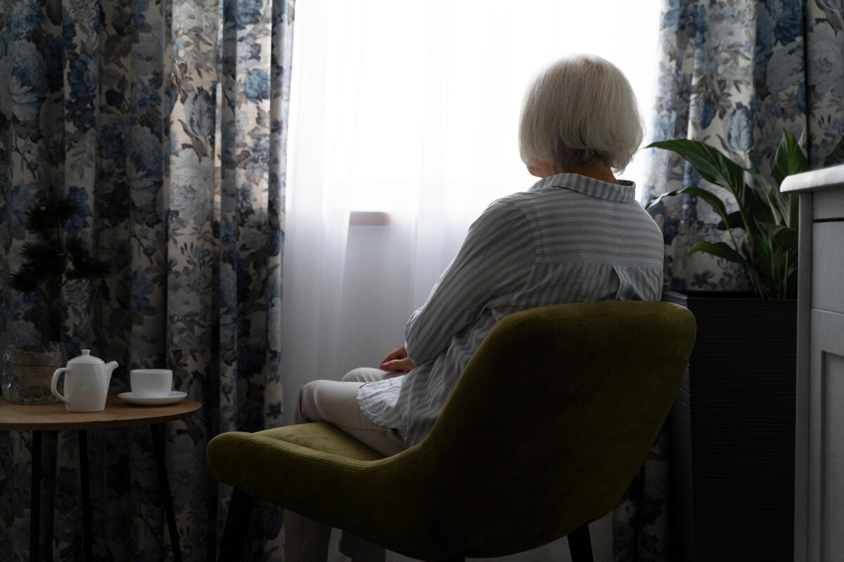 Изображение от <a href="https://ru.freepik.com/free-photo/old-woman-confronting-alzheimer-disease_16518311.htm#page=2&query=%D0%BF%D0%BE%D0%B6%D0%B8%D0%BB%D0%B0%D1%8F%20%D0%B6%D0%B5%D0%BD%D1%89%D0%B8%D0%BD%D0%B0%20%D1%81%D0%BF%D0%B8%D0%BD%D0%BE%D0%B9&position=40&from_view=search&track=ais">Freepik</a>