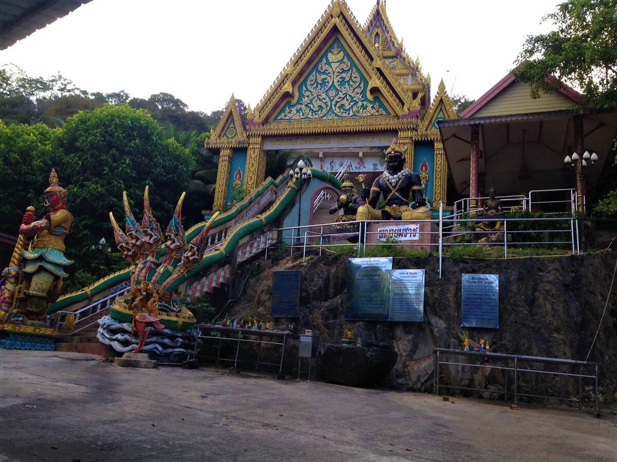 Справа черный и крупный-Бог смерти Яма, с левее от него и поменьше- Раху, проглатывающий луну. кто шарит в астрологии, тот понимает о чем я).  Это демон, поедающий луну и солнце во время затмения.