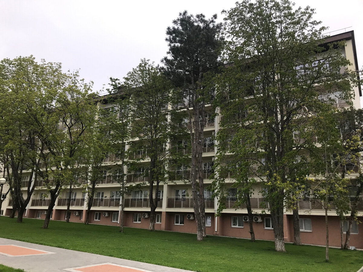 Задняя часть санатория с видом на озеро.