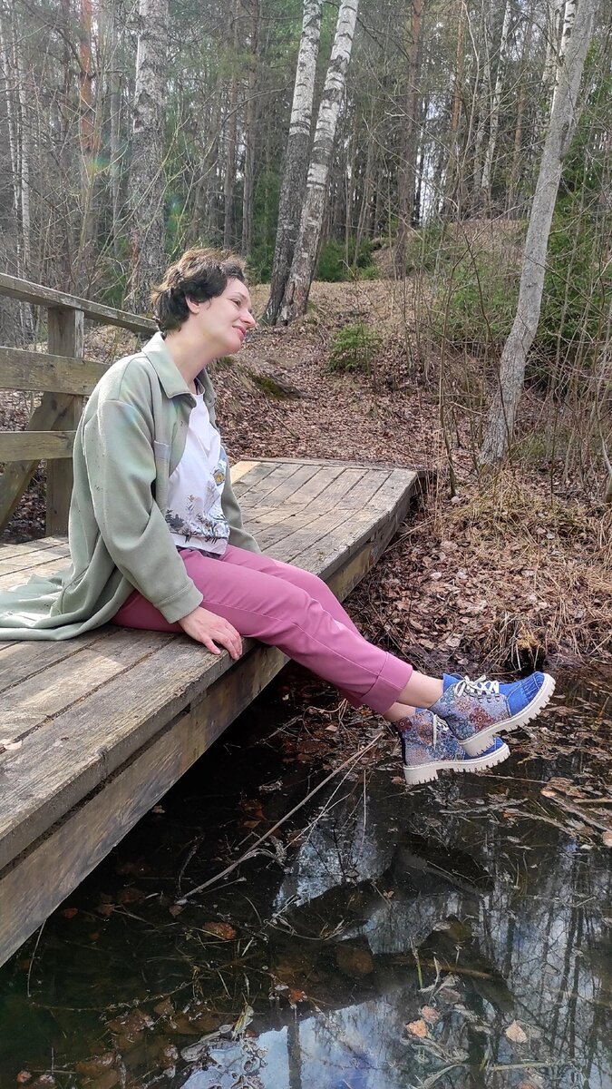 А вот мои визитки я недавно встретила через десять лет. Прикиньте, десять лет девушка носила её с собой... и не обратилась ко мне. Хммм...