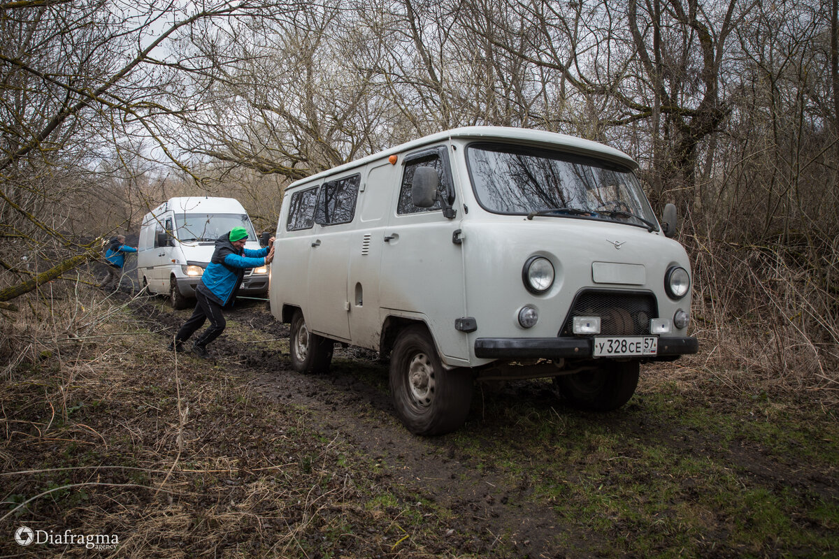 Экспедиционная команда с трудом добирается по весенней распутице