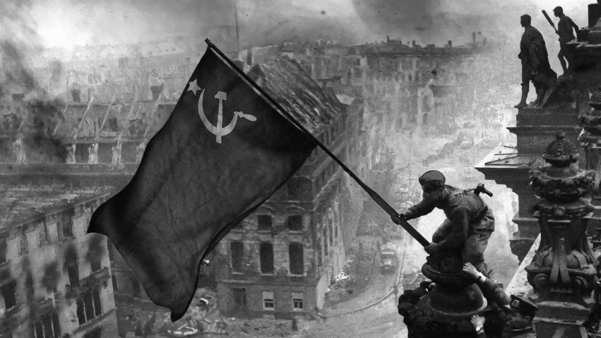 Флаг во время войны. Рейхстаг Знамя Победы. Взятие Рейхстага 1945. Знамя Победы над Рейхстагом в Берлине.
