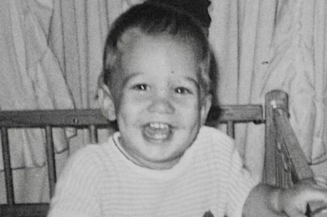     Этот актер сыграл во многих культовых фильмах и прославился на весь мир. Но вы точно не узнаете его на этой фотографии