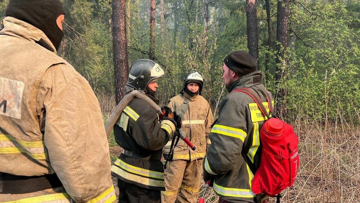     Жители Тюменской области продолжают сообщать в социальных сетях о пожарах под Тюменью. По словам горожан, задымление наблюдается в Антипино — там горят поля.
