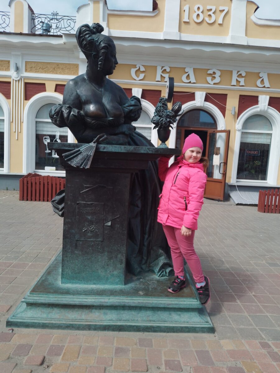 Будущая Тамбовская казначейша и памятник Тамбовской казначейше