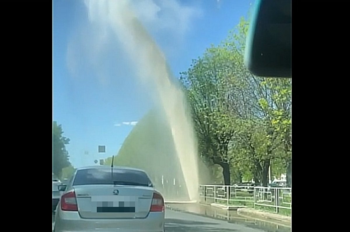 На видео попал многометровый столб воды, бьющий по автомобилям в Твери |  АиФ–Тверь | Дзен