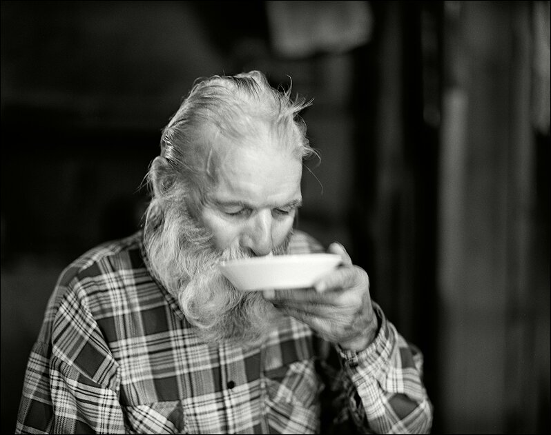 Пожилой мужчина пьет. Старик с чаем. Старик пью. Алкоголизм у пожилых. Алкоголизм у пожилых.