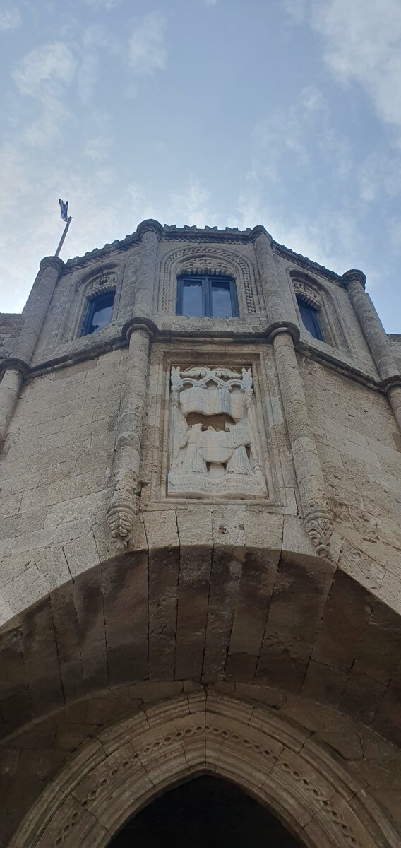 Встречает нас, перед входом в музей, часовня, которая "нависает" над самим входом. По преданию, иоаниты-госпитальеры лечили бесплатно и каждый мог получить чечевичную горячую похлебку. Единственное условие - причаститься в самой часовни. Вид изнутри мы увидим чуть позже.