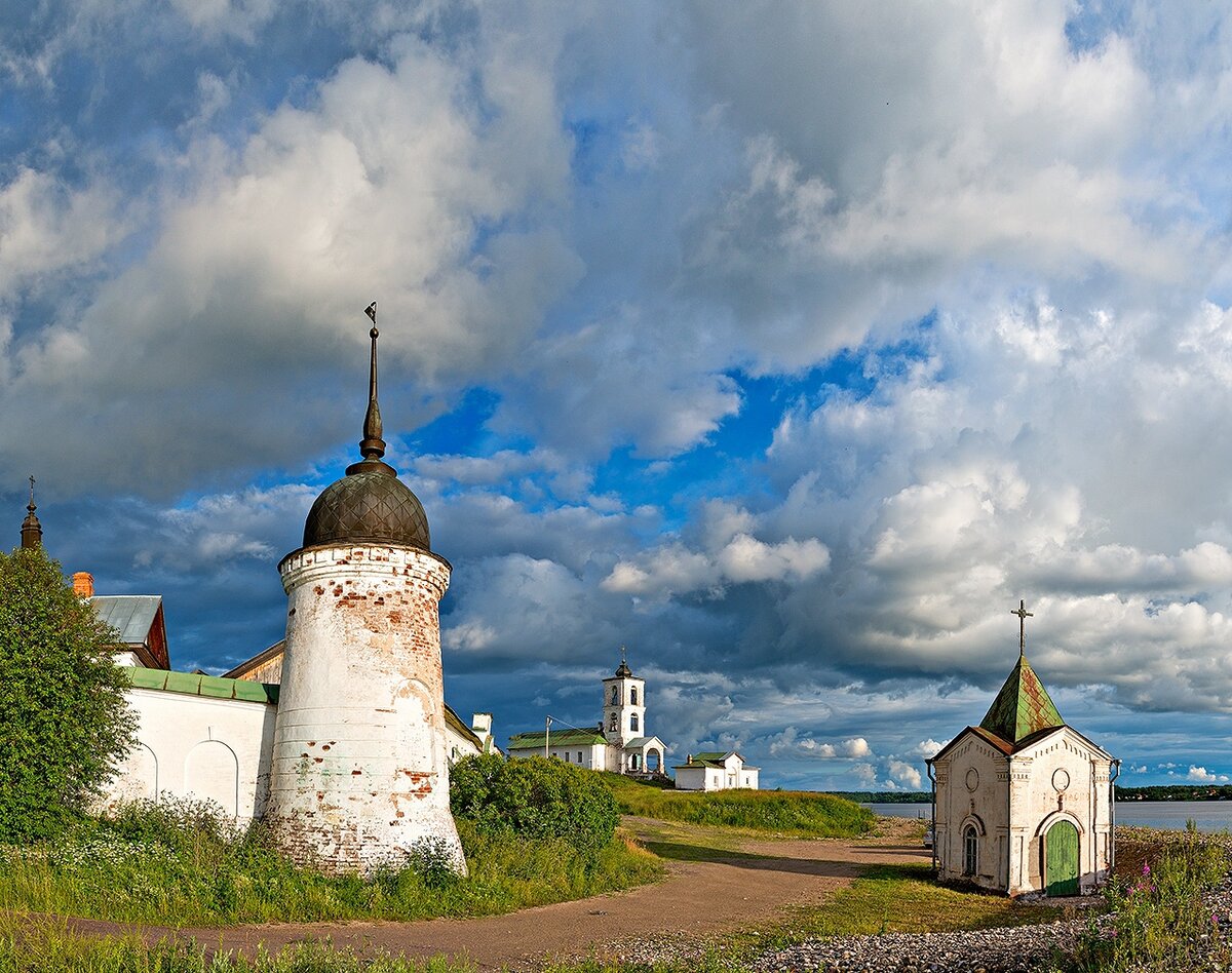 Небеса над монастырём в Горицах Вологодской области. Фото Елены БЕЛОЗОРОВОЙ