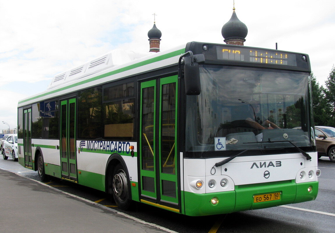 Зеленый автобус, как по мне, на много больше стиля, чем в бездушных синих. Но это конечно же вкусовщина. 