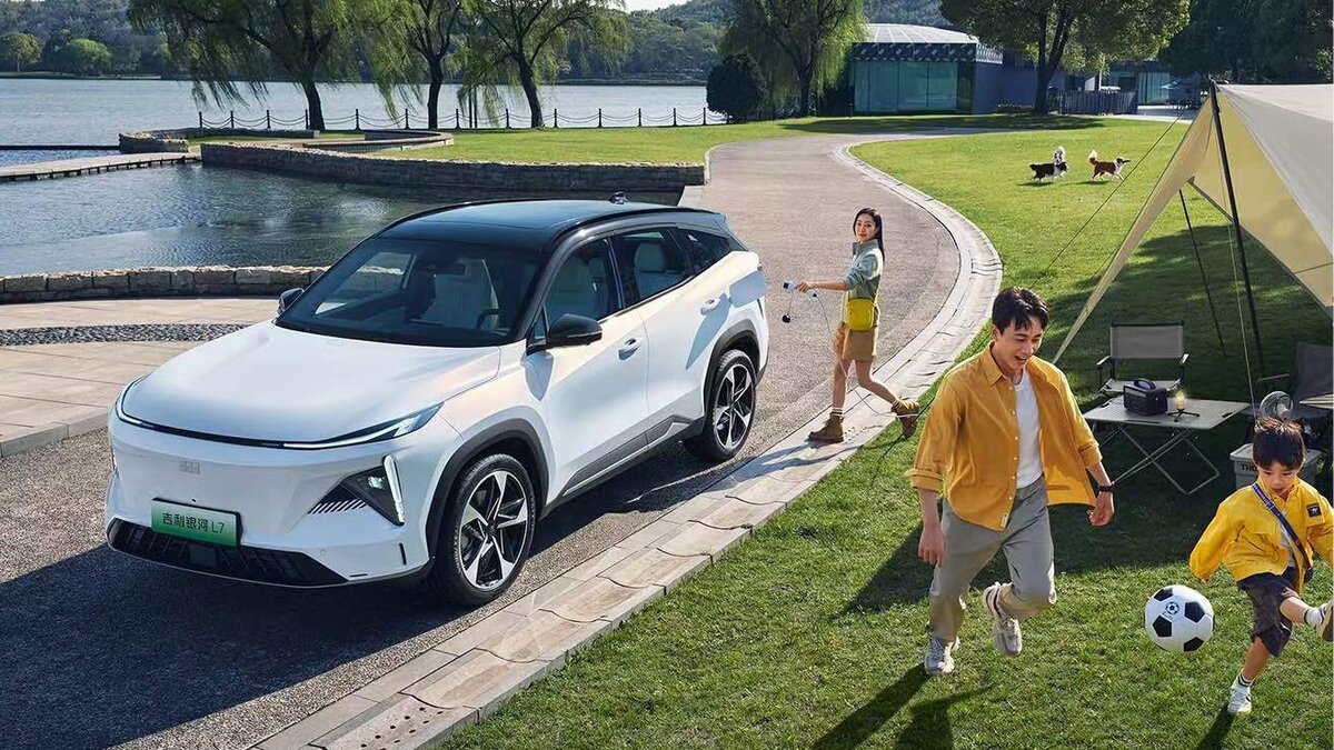 На фото: Гибридный кроссовер Geely Galaxy L