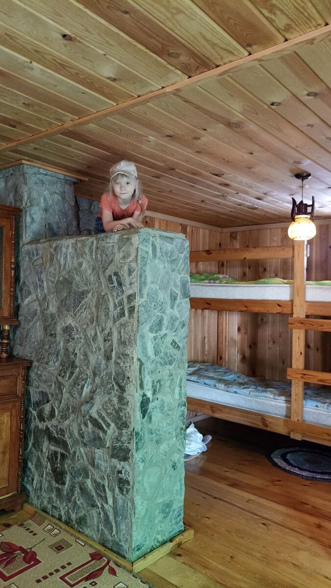 "Печка", отделяющая спальную зону в гостевом доме