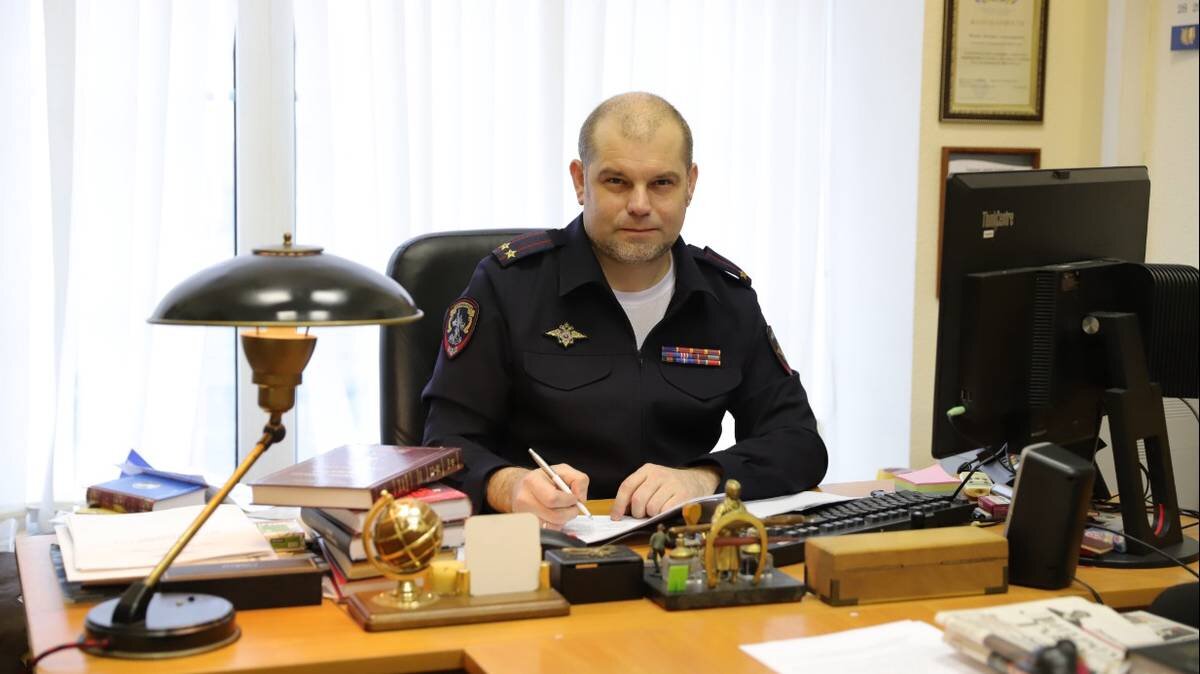    Начальник Студии писателей МВД России, подполковник внутренней службы Дмитрий Жуков. Он возглавляет Студию с 2014 года / Фото: Анатолий Цымбалюк / Вечерняя Москва