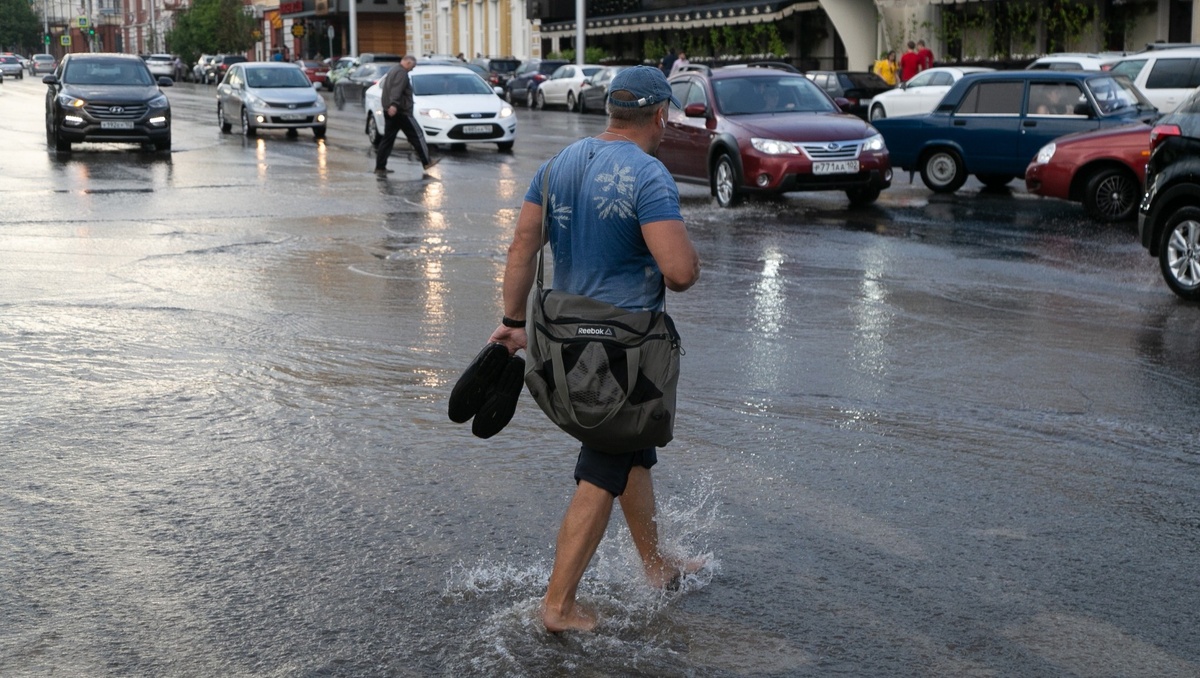     В Ростовской области во вторник, 13 июня, продолжит действовать штормовое предупреждение из-за сильных дождей, града и штормового ветра, об этом сообщили в пресс-службе донского ГУ МЧС.