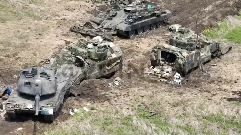 На прошлой неделе российская пропаганда уже публиковала аэрофотоснимки слегка повреждённого Leopard 2A6 и нескольких боевых машин пехоты Bradley © Telegram