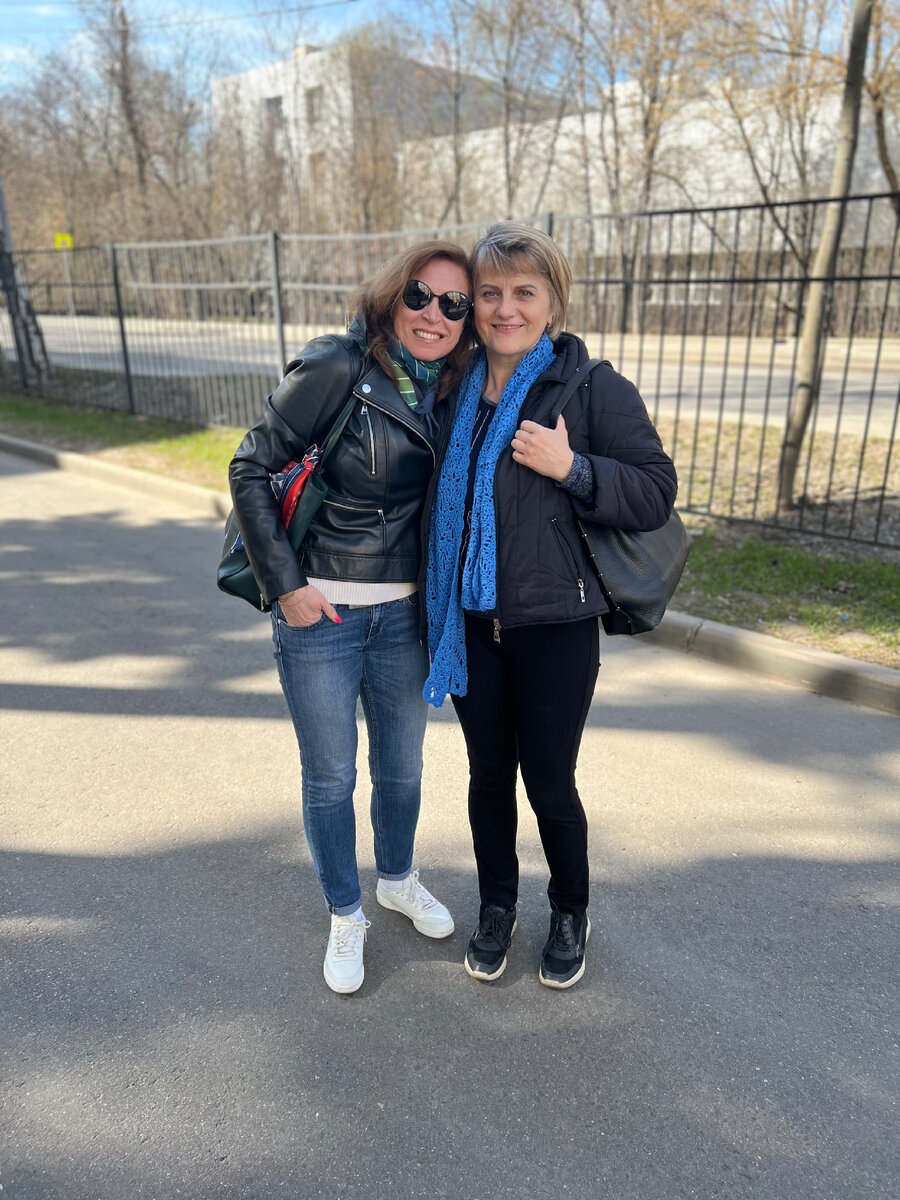 Две счастливые бабушки в предвкушении знакомства с внуком)