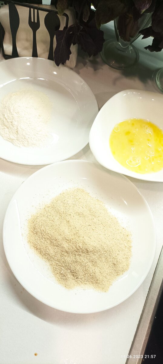 Муку и сухари насыпать в отдельные тарелки.