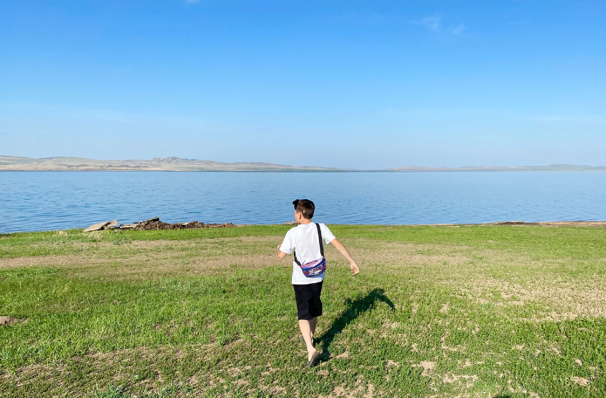 Отдых на озере шира. Озеро Шира. Абакан озеро Шира. У озера. Озеро Шира пляж.
