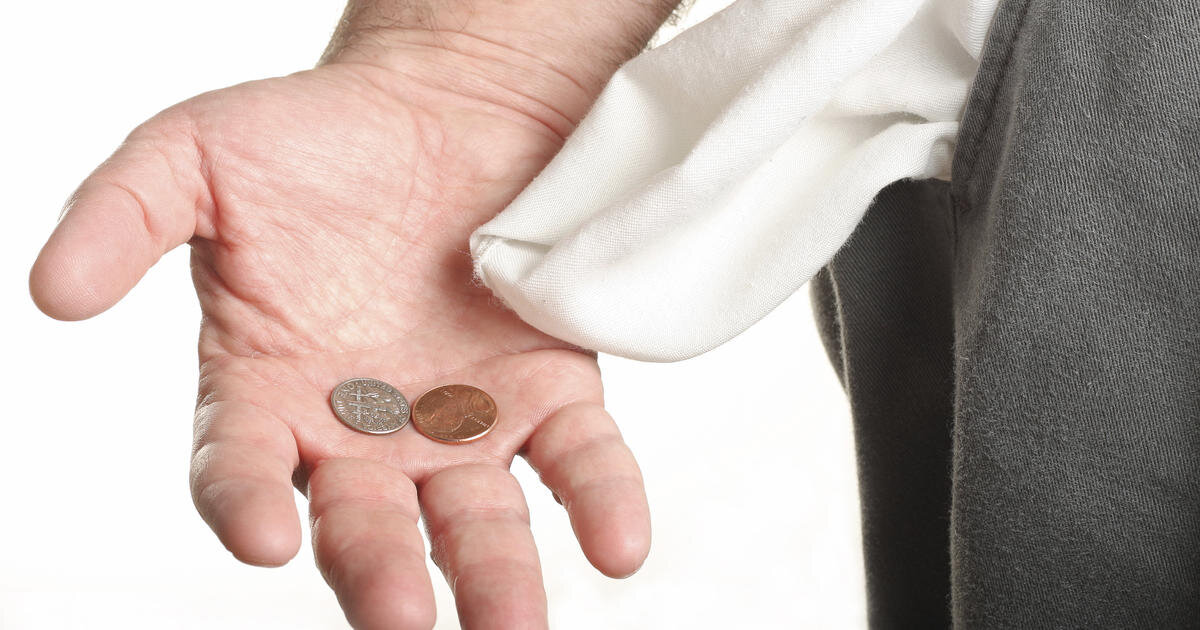 обрекаемый на нищету. нищета в глубинке. нищета россиян. обрекаемый на нищету. детское кресло социальная реклама.