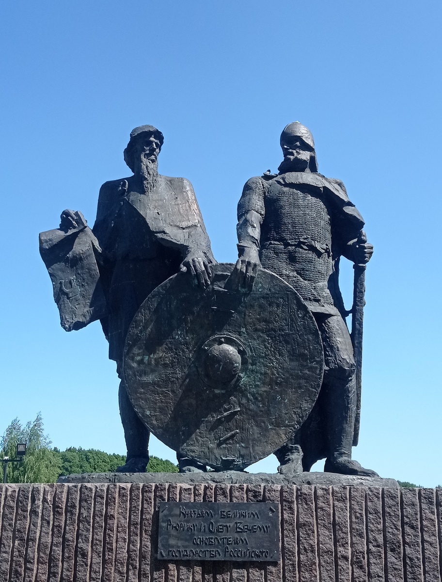 Памятник князьям