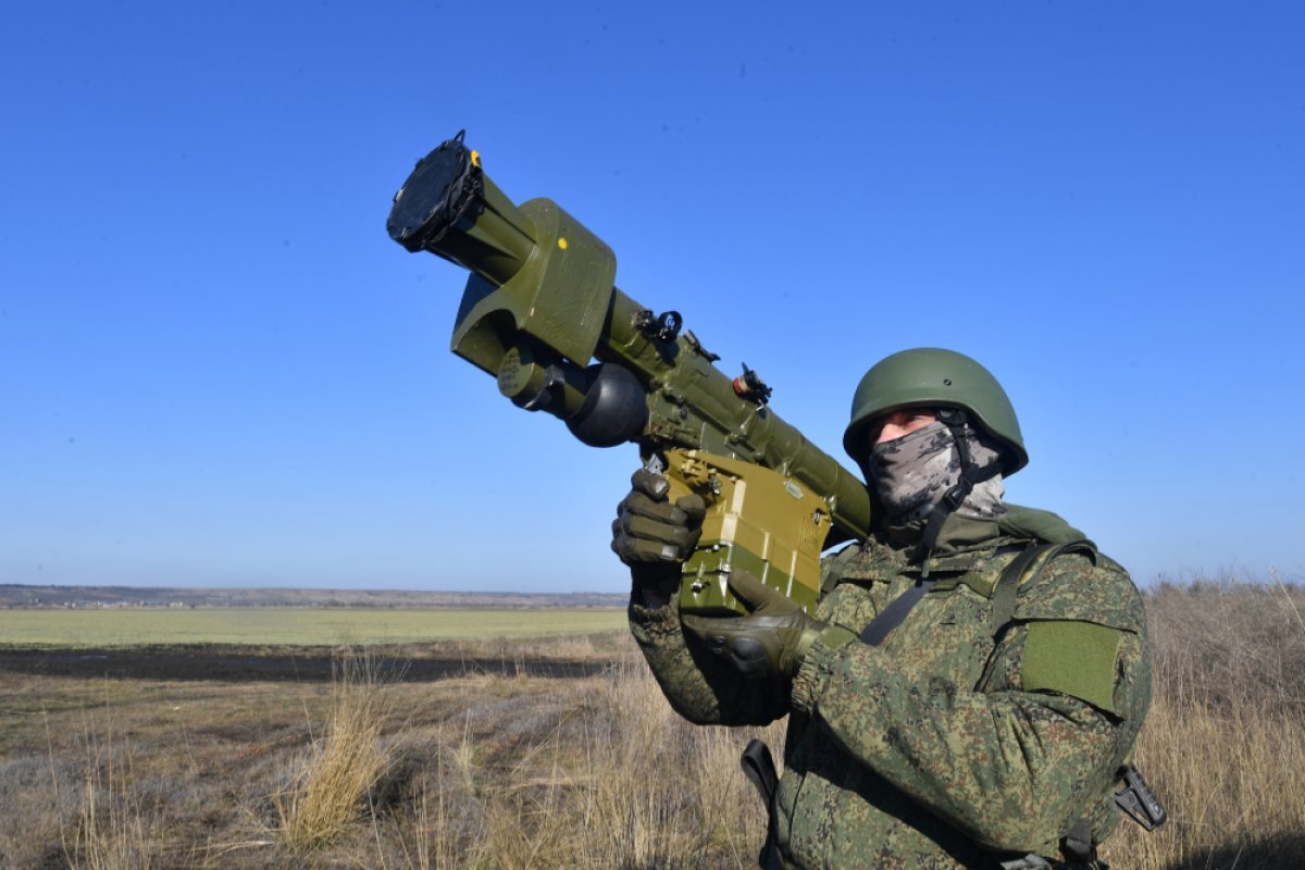   Военный ВС России стреляет из переносного зенитного ракетного комплекса "Игла" по позициям ВСУ в южном секторе СВО.