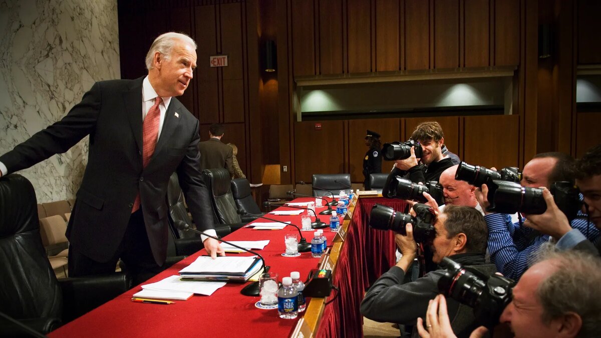 Фото Председатель комитета Сената по международным отношениям Джо Байден перед слушаниями о вариантах политики в отношении Ирака 10 января 2007 года. Скотт Дж. Феррелл / Ежеквартальный отчет Конгресса / Getty Images