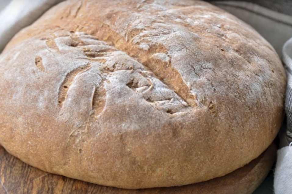 Калорийность и состав серого хлеба. Ниже приведены средние значения. Как видно из графика, серый хлеб – это продукт с большим количеством углеводов. В 100 г серого хлеба содержится примерно 243 ккал.