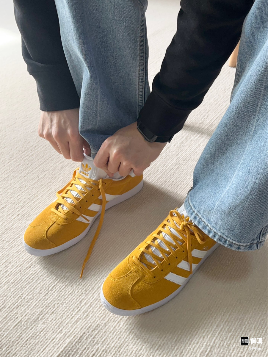 Adidas gazelle hotsell yellow on feet