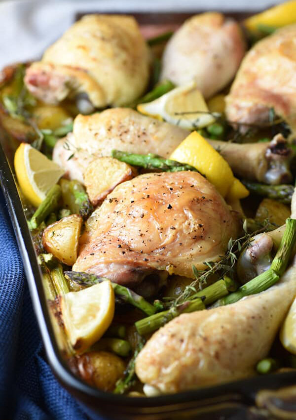 Курица с картошкой на сковороде.