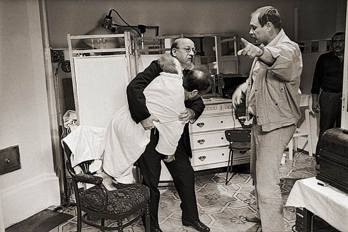 Евгений Евстигнеев и Владимир Бортко на съемках фильма "Собачье сердце" (1988)