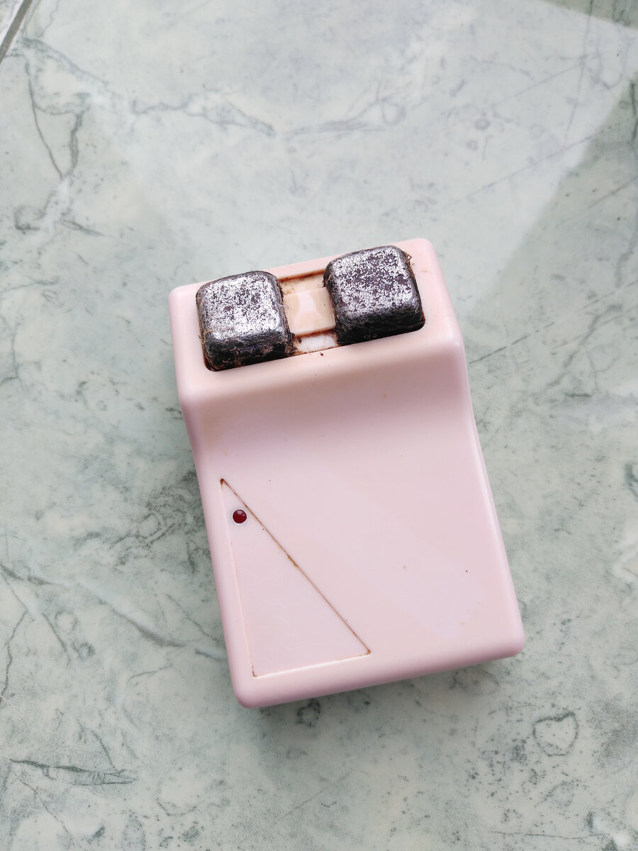 Да, он такой..Но ему уже больше четверти века.. Нет глянца  и потёртые бока.. Но я его не променяю ни на что новое и блестящее. Тем более, что современных  аналогов ему  почти нет.