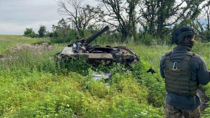 На заглавном фото: Еще один уничтоженный в зоне проведения СВО украинский танк Т-80БВ, источник - Dambiev