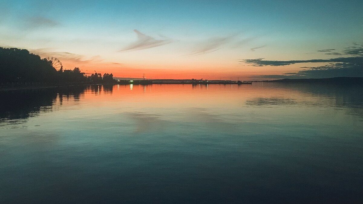     На Междуречье — в одном из районов Уссурийска — местные жители сфотографировали достаточно красивое и привлекательное для многих горожан и гостей место. Это — озеро с лотосами, которые как раз недавно зацвели.