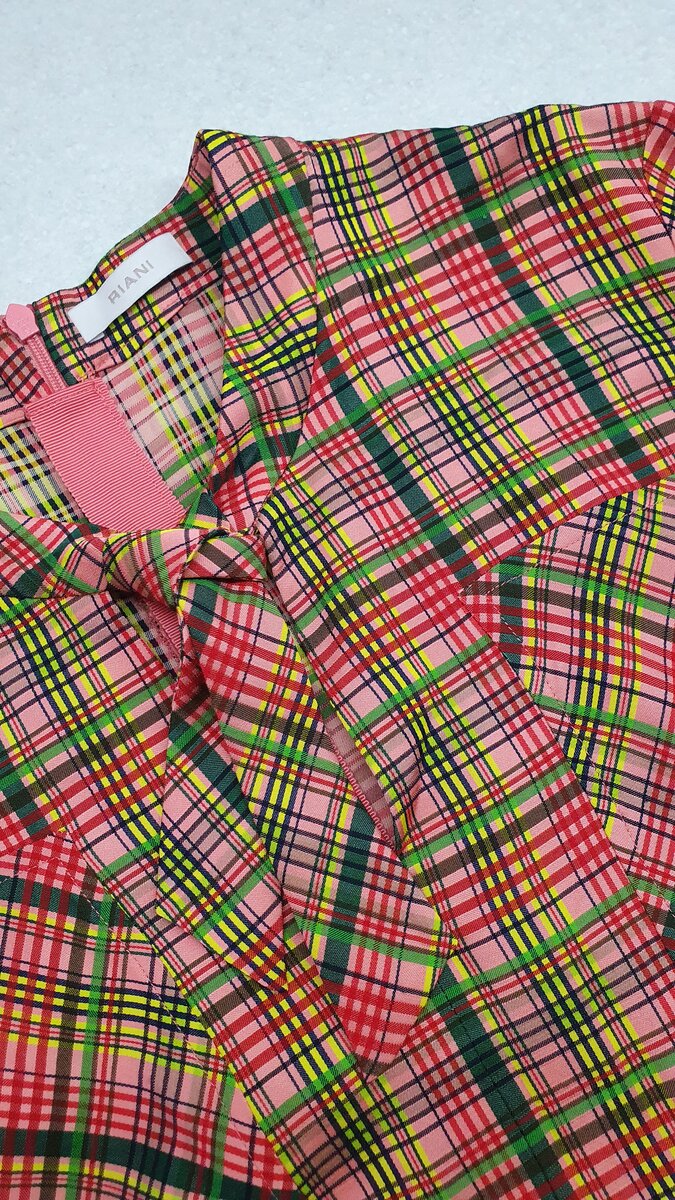 Везде,  где клетка по расположению ткани должна стыковаться по рисунку - она естественно стыкуется. 