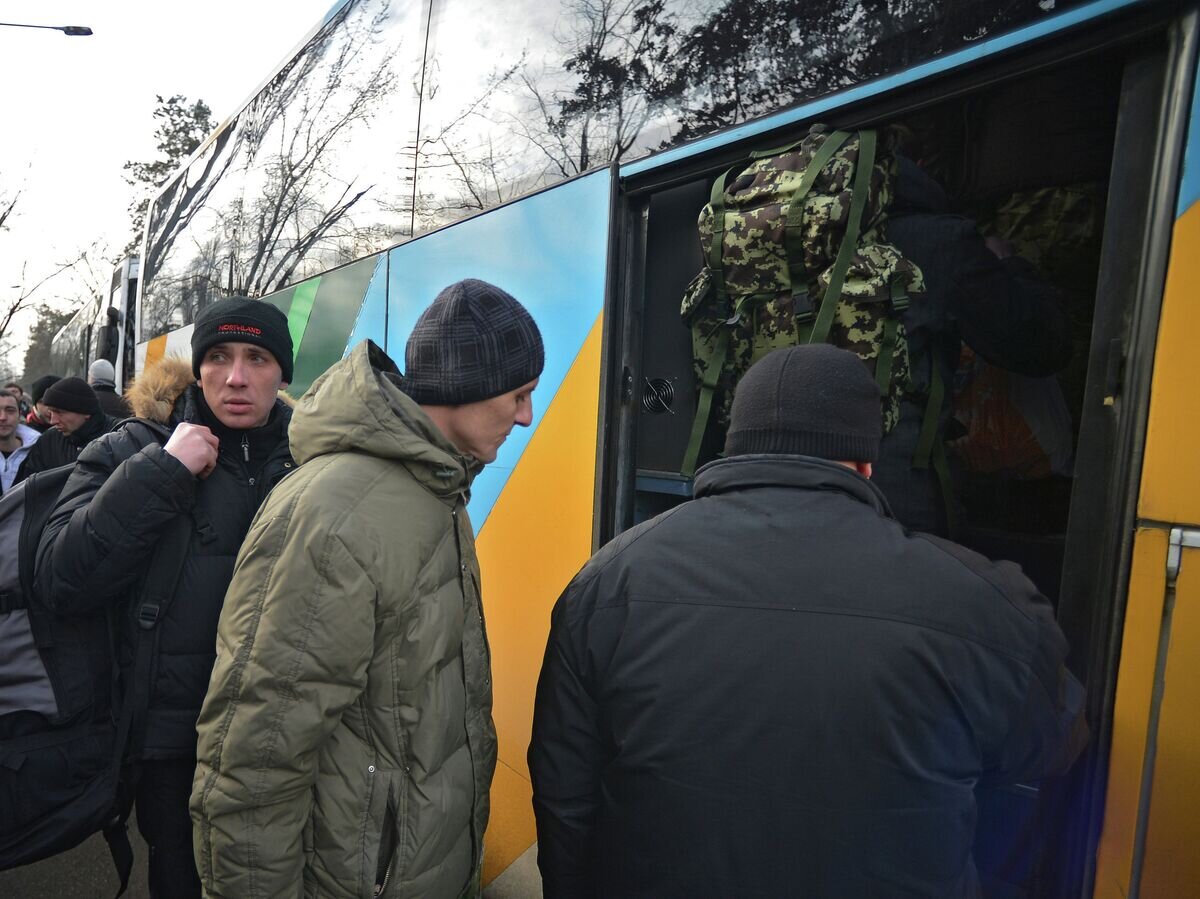    Призывники в украинскую армию на одном из призывных пунктов в Киеве© РИА Новости / Евгений Котенко