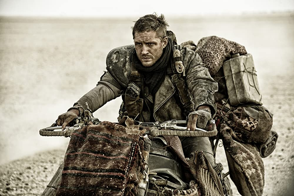 Кадр из фильма Mad Max: Fury Road. Режиссер: Джордж Миллер. Оператор: Джон Сил. Производство: Kennedy Miller Productions, RatPac-Dune Entertainment, Village Roadshow Pictures, Warner Bros. Pictures Co. Показ в России: Каро-Премьер