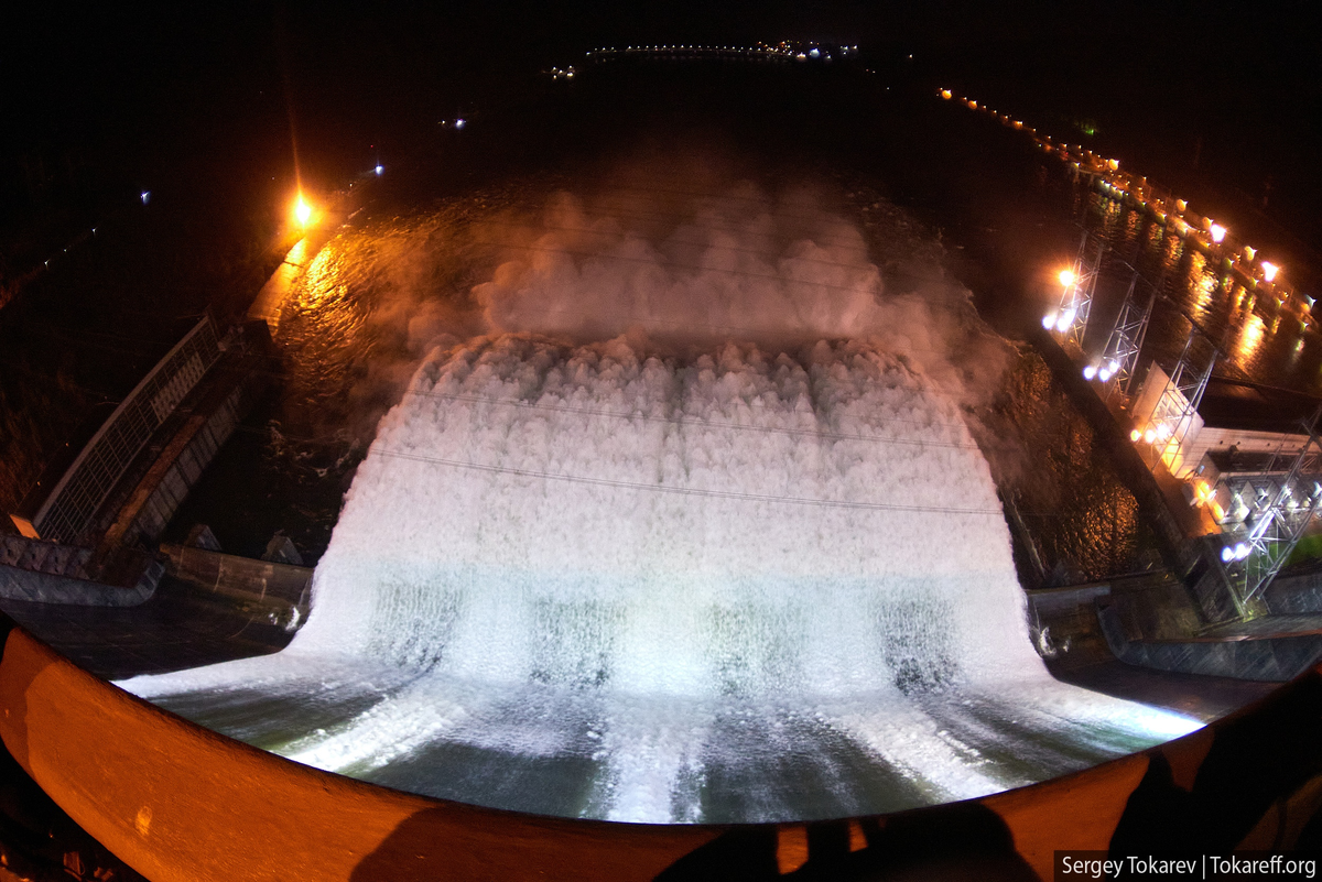 Сброс воды на Красноярской ГЭС