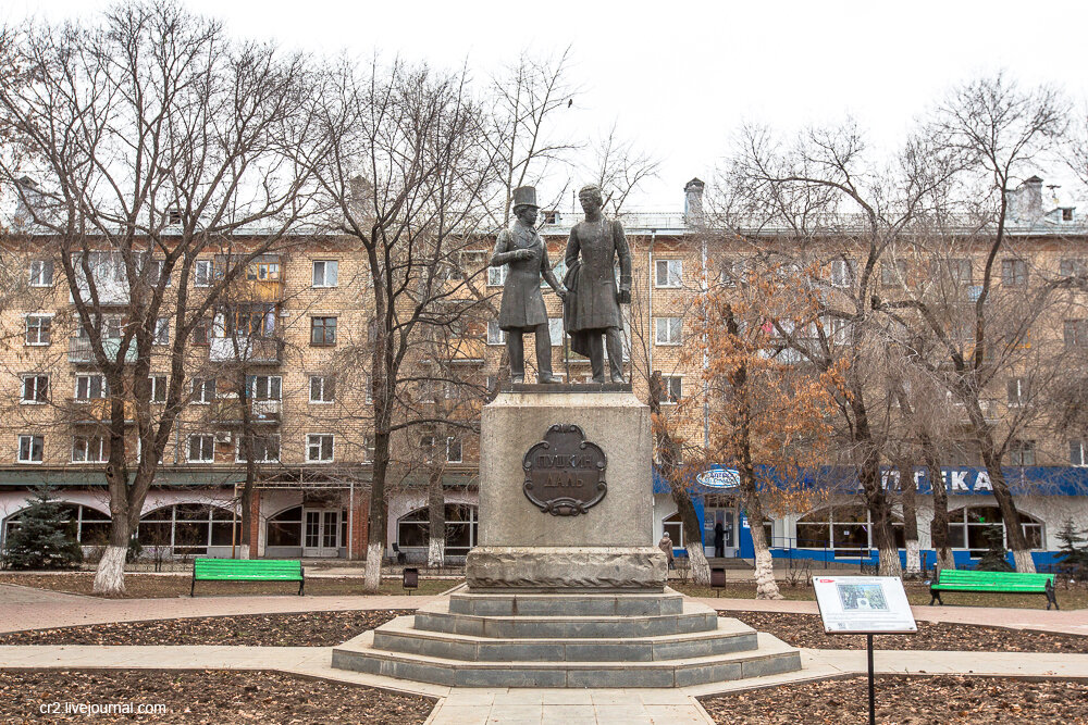 Памятники оренбурга. Памятник Пушкину и Далю в Оренбурге. Оренбург улица Советская памятник. Памятник Далю в Оренбурге. Памятник Далю в Оренбурге на улице Советской.