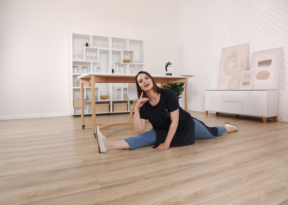 На модели: блузка (10060/синий), брюки (10210/синий).