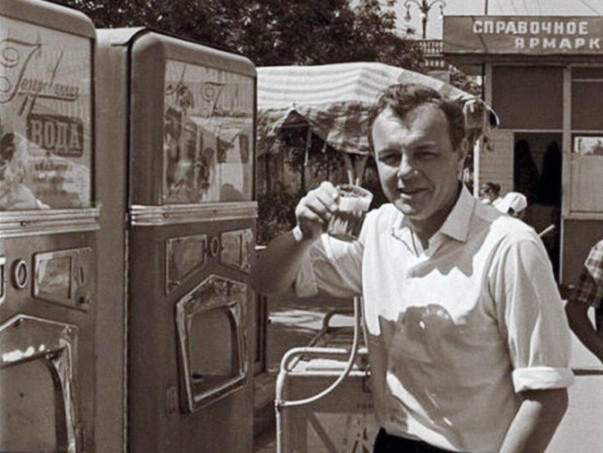 Кирилл Лавров пьет газировку, 1960-е годы.