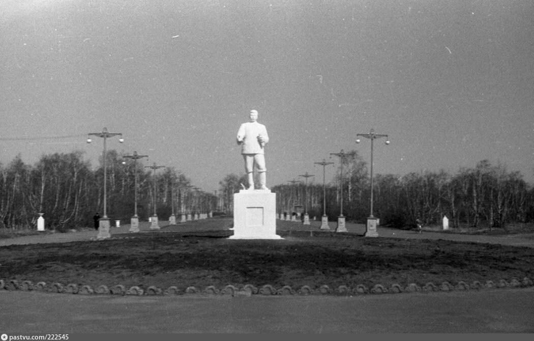 М.И. Фрумгарц Центральная клумба ПКиО, 1950-е г.г (фото из фондов ГМИО)